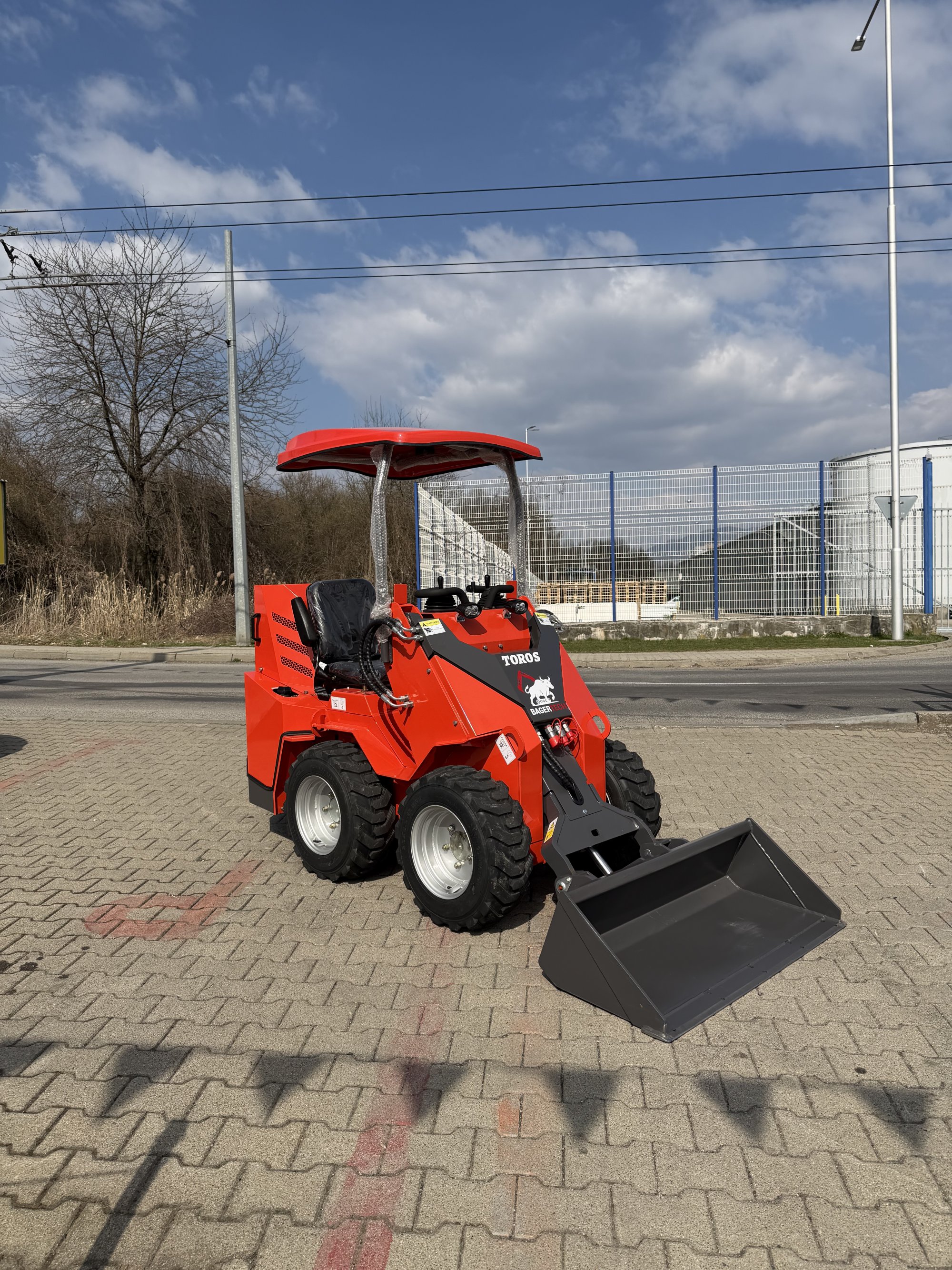 Šmykom riadený nakladač TOROS TRS480Z